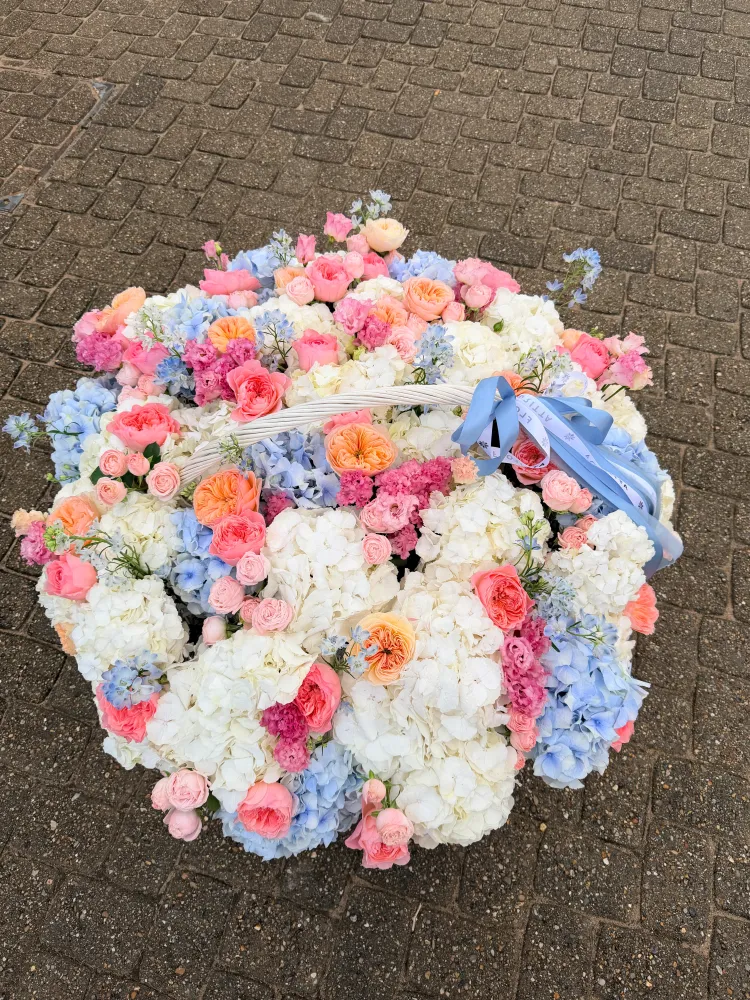 Full romantic bouquet of hydrangeas, roses and carnations in wicker — Floritta