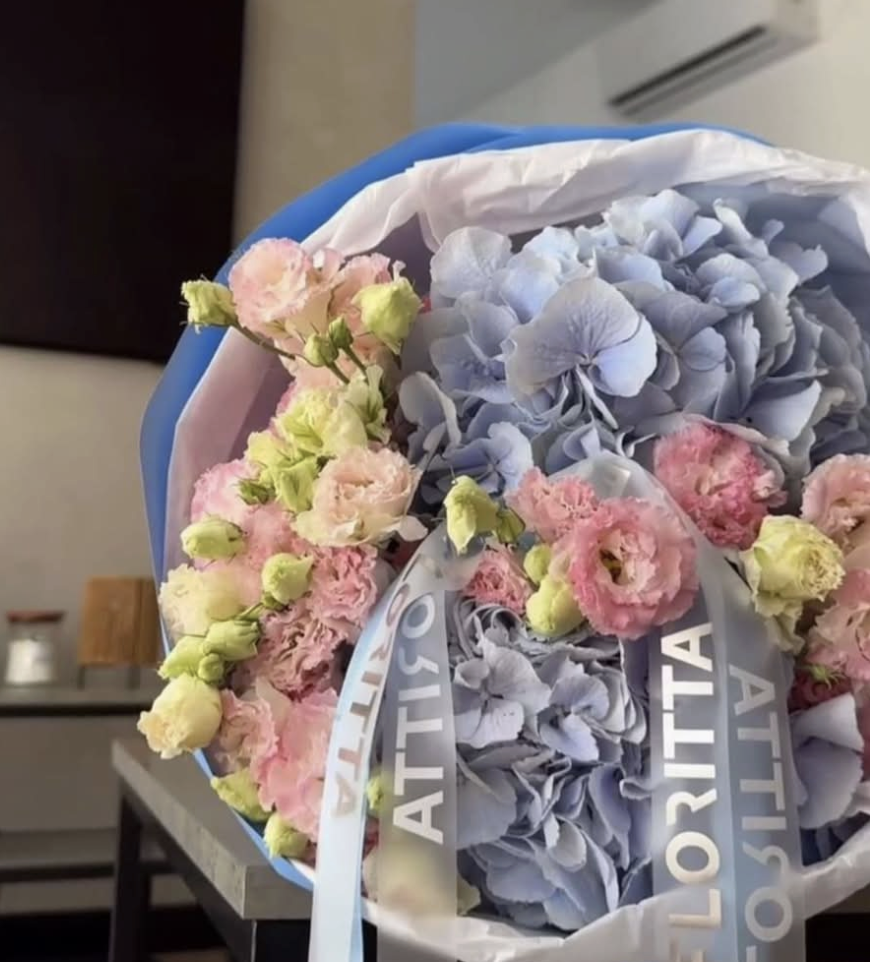Luxe hatbox with blue hydrangeas, pink carnations and cream spray roses — Floritta