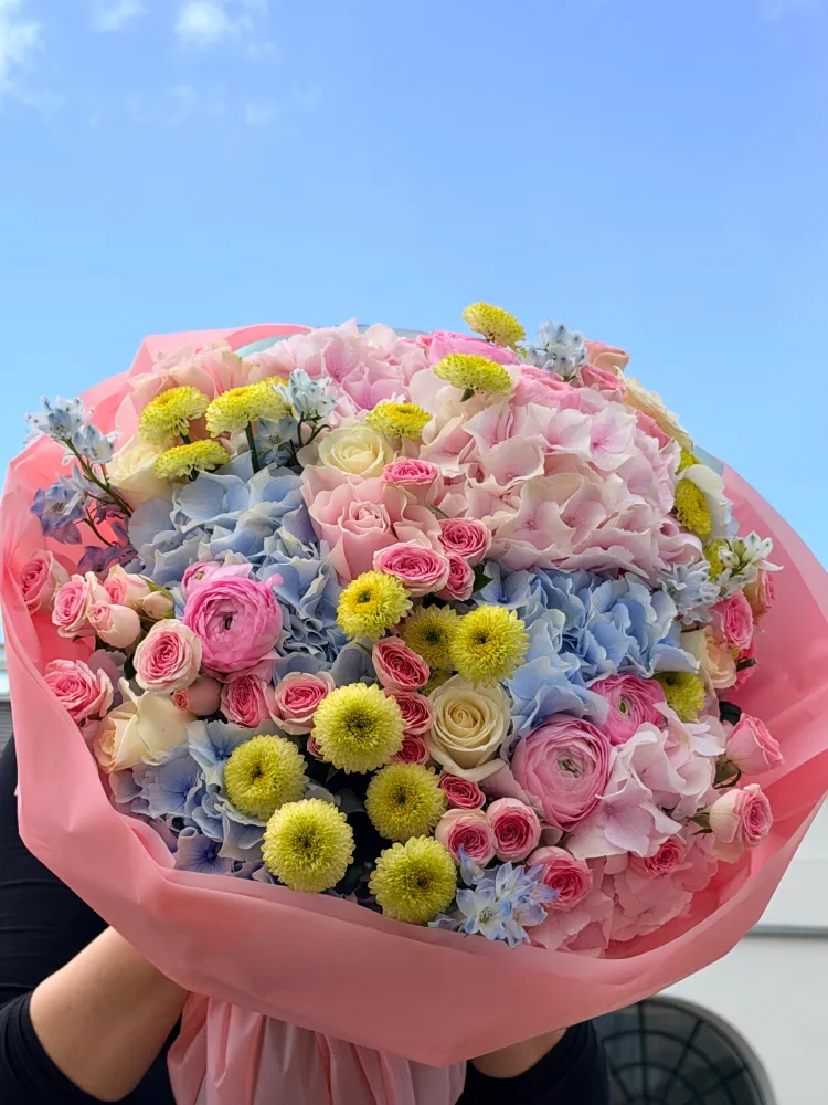 Luxury bouquet of pink roses, hydrangea and yellow chrysanthemums in pink wrap — Floritta