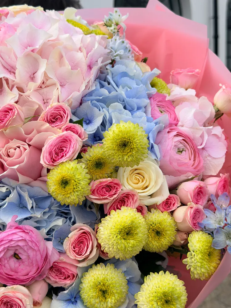 Dopamine bloom (hydrangeas, roses & chrysanthemums)