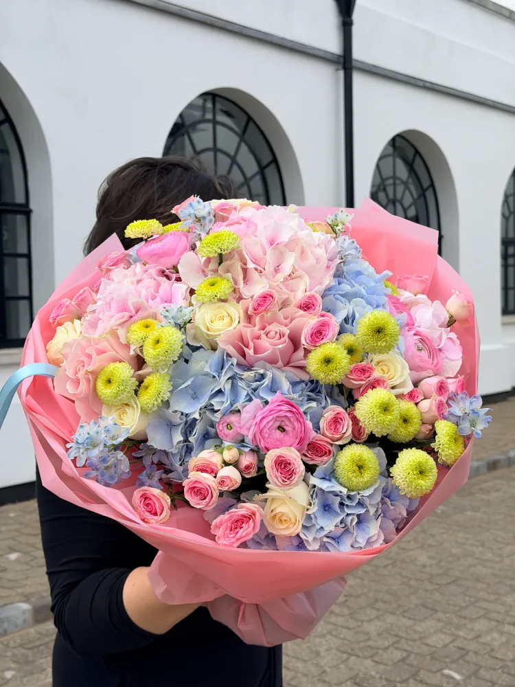 Full luxury arrangement with roses, hydrangea, peony and yellow pompoms in pink tissue — Floritta