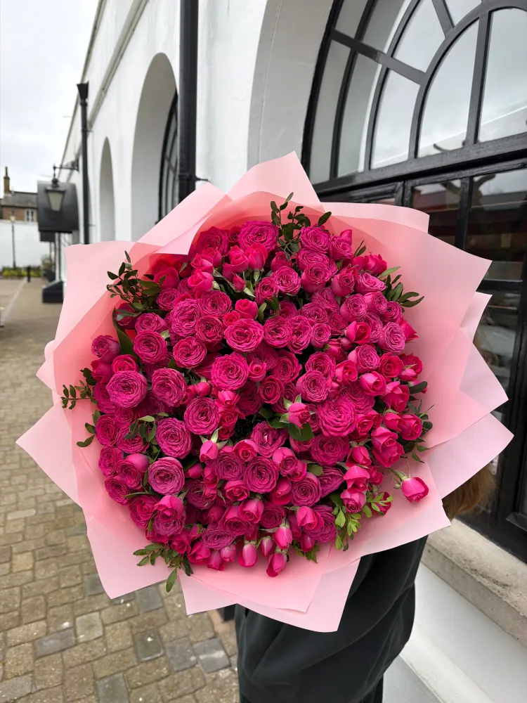 Luxe bouquet of hot pink roses and hypericum berries in pink wrap — Floritta