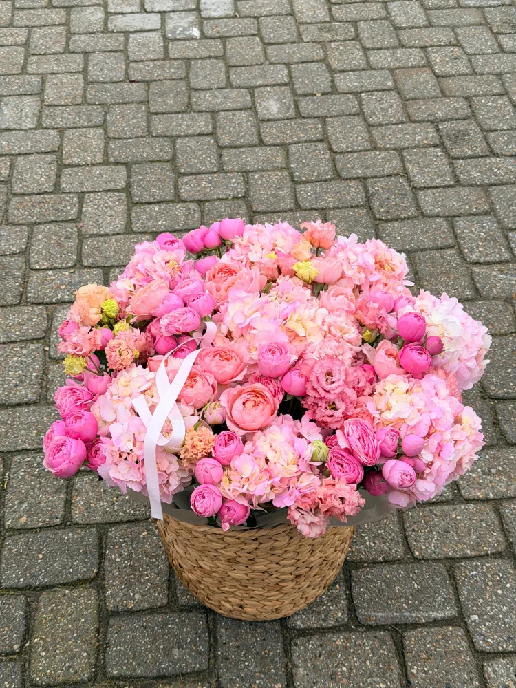 Luxurious pink garden roses, peonies and carnations in woven basket — Floritta