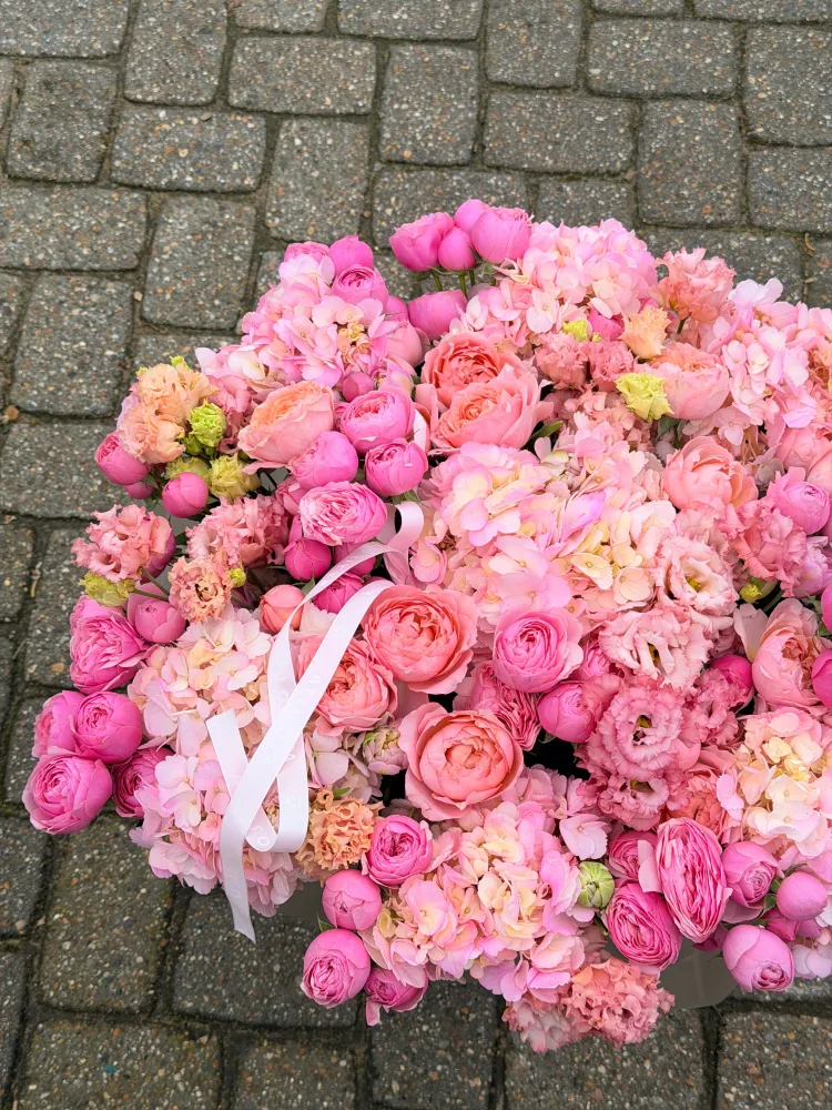 Rose-tinted daydream basket (peony roses & hydrangeas)
