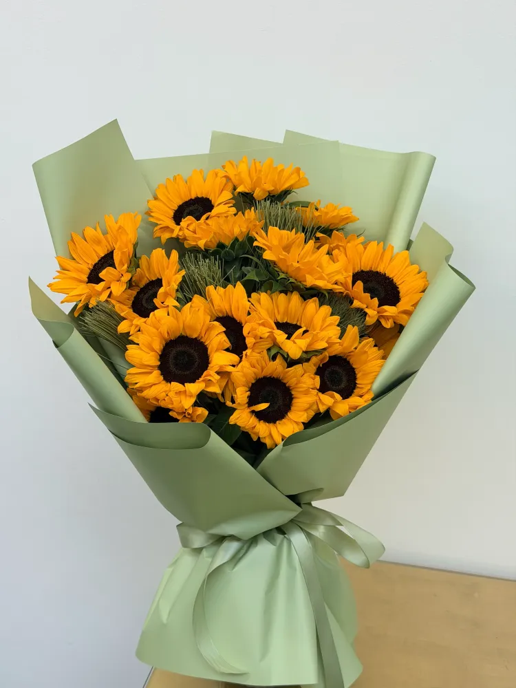Vibrant sunflower and gerbera bouquet in sage wrap — Floritta