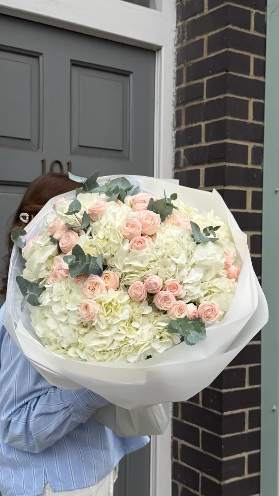Generous cream hydrangea and blush rose bouquet with eucalyptus — Floritta