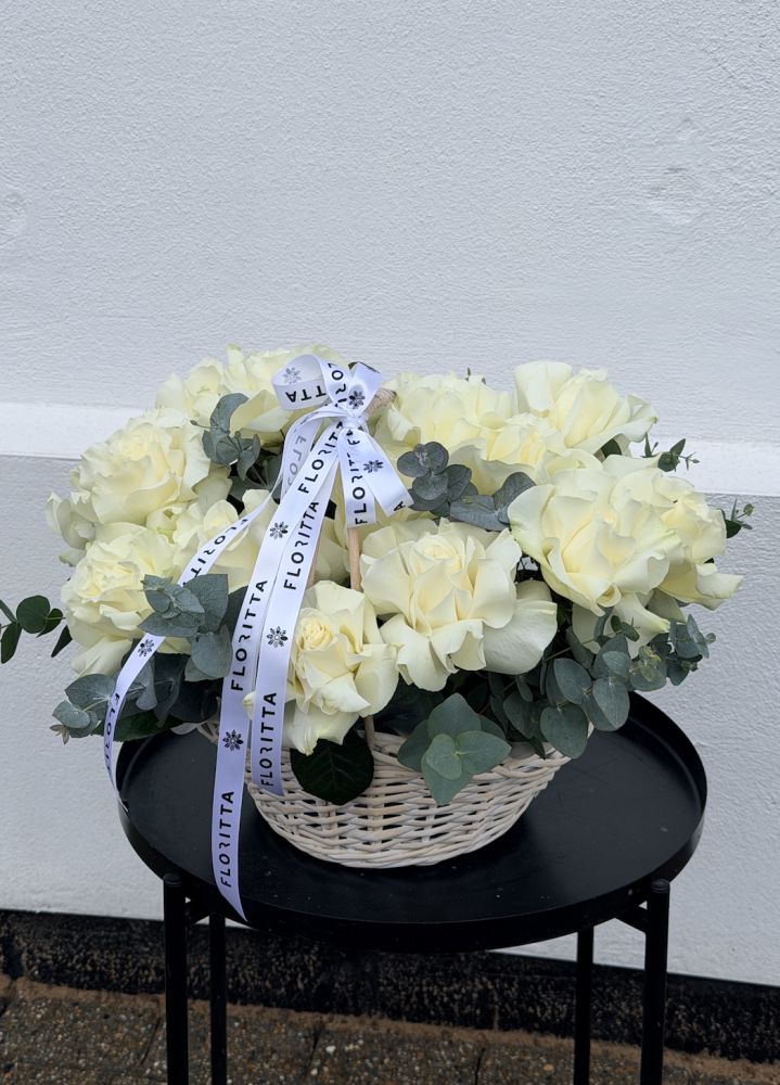 Cream roses and carnations with eucalyptus in wicker basket — Floritta