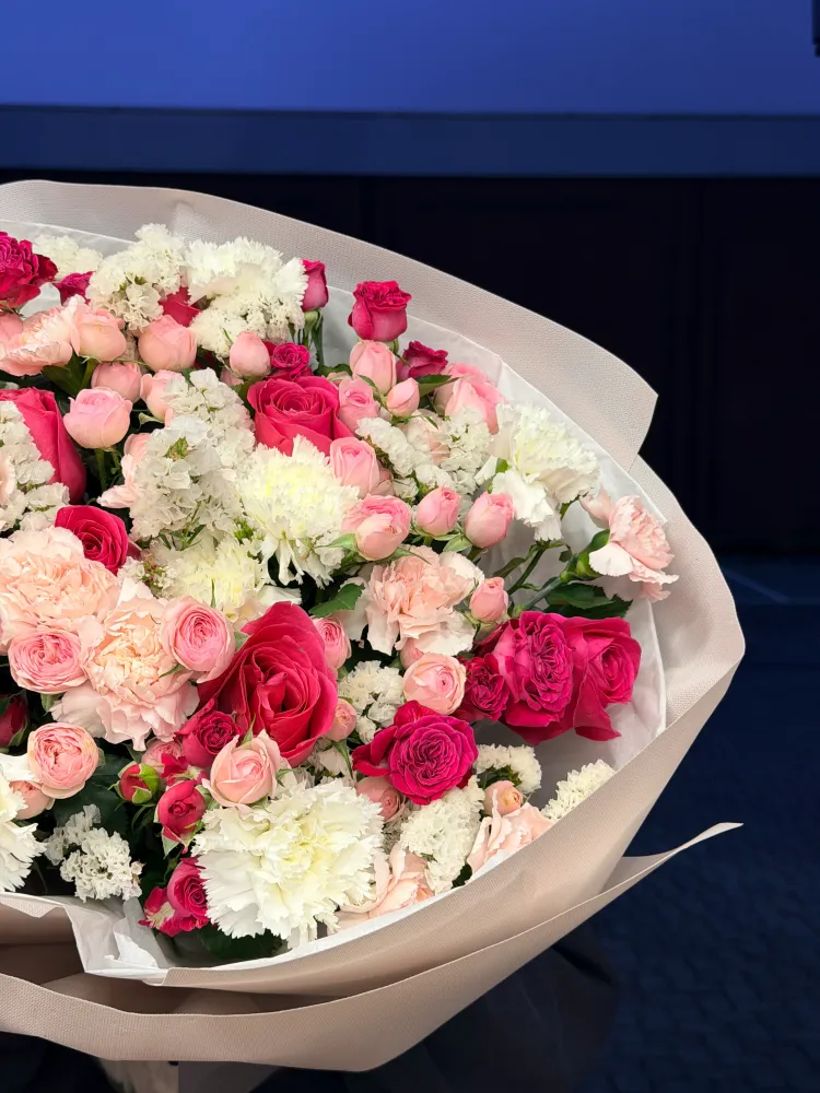Garden crescendo (spray roses & carnations)