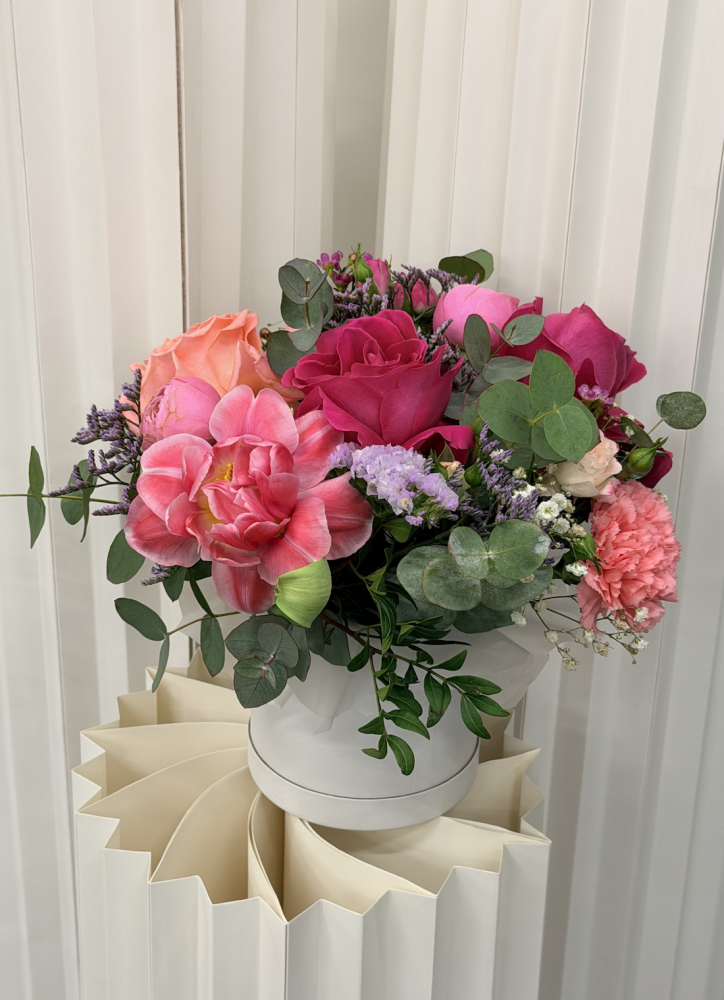 Full romantic garden bouquet with pink roses, magenta blooms and limonium in white hatbox — Floritta
