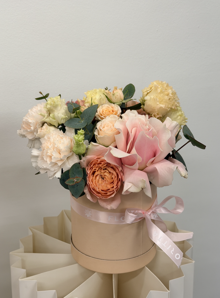Luxury blush pink and champagne garden roses in elegant hatbox — Floritta
