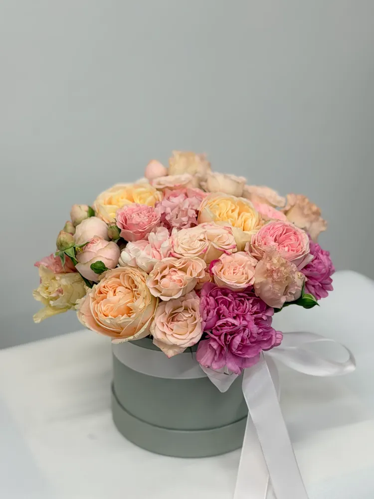 Colourful mixed garden roses and peonies in soft sage hatbox — Floritta