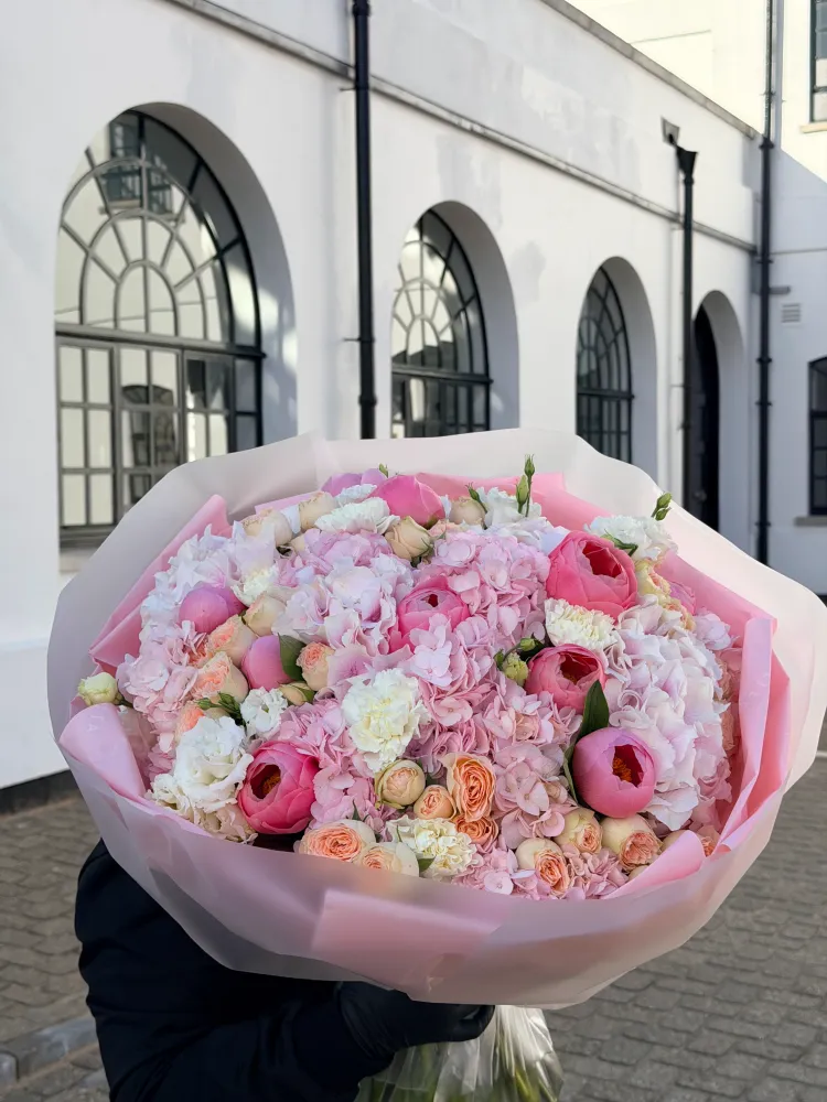 Luxe peony and garden rose bouquet in soft pink tones with kraft wrap — Floritta