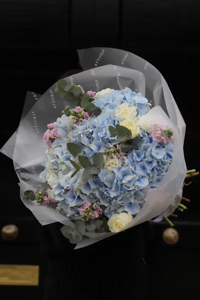 Luxe mixed bouquet of blue hydrangeas, pink spray roses and cream carnations — Floritta