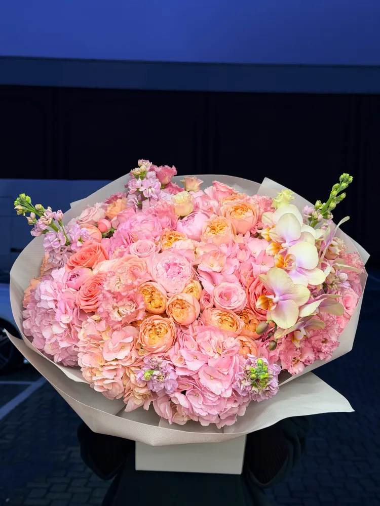 Luxury bouquet of pink peonies, garden roses, orchids and skimmia — Floritta