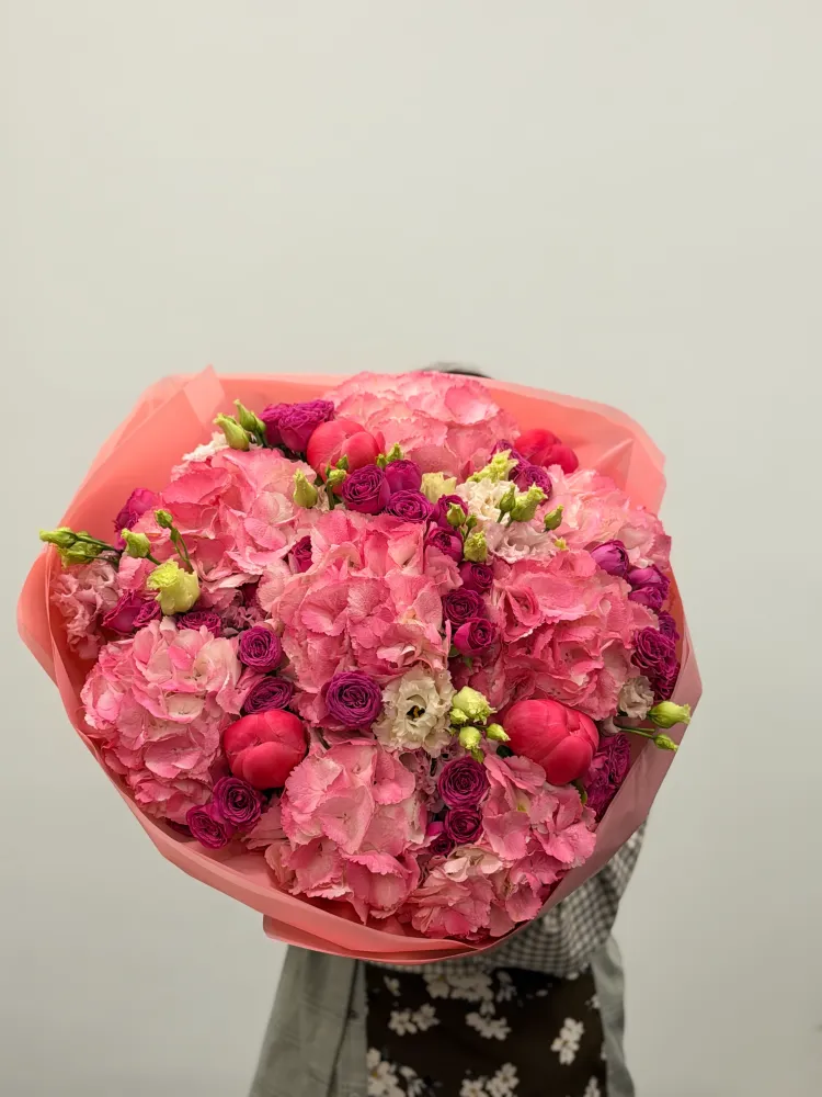 Luxe pink and burgundy hydrangea rose bouquet in coral wrap — Floritta