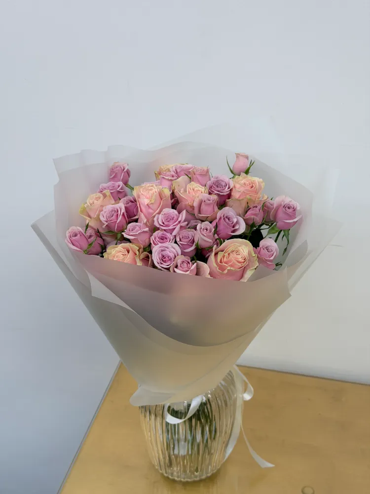 Luxurious blush and mauve rose bouquet in white wrap — Floritta