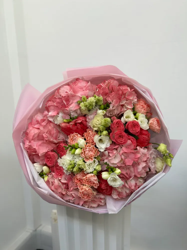 Lush pink and red peonies with roses and lisianthus, wrapped in blush tissue — Floritta