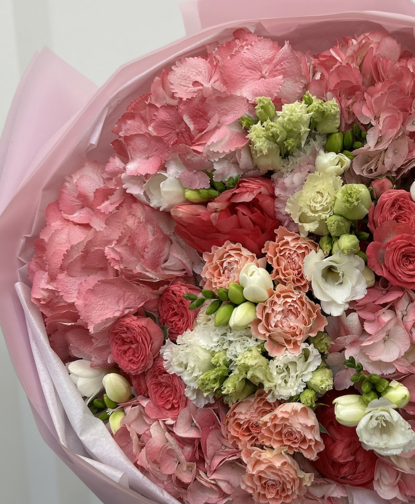 Peach blossom sonnet (hydrangea, spray rose, lisianthus)