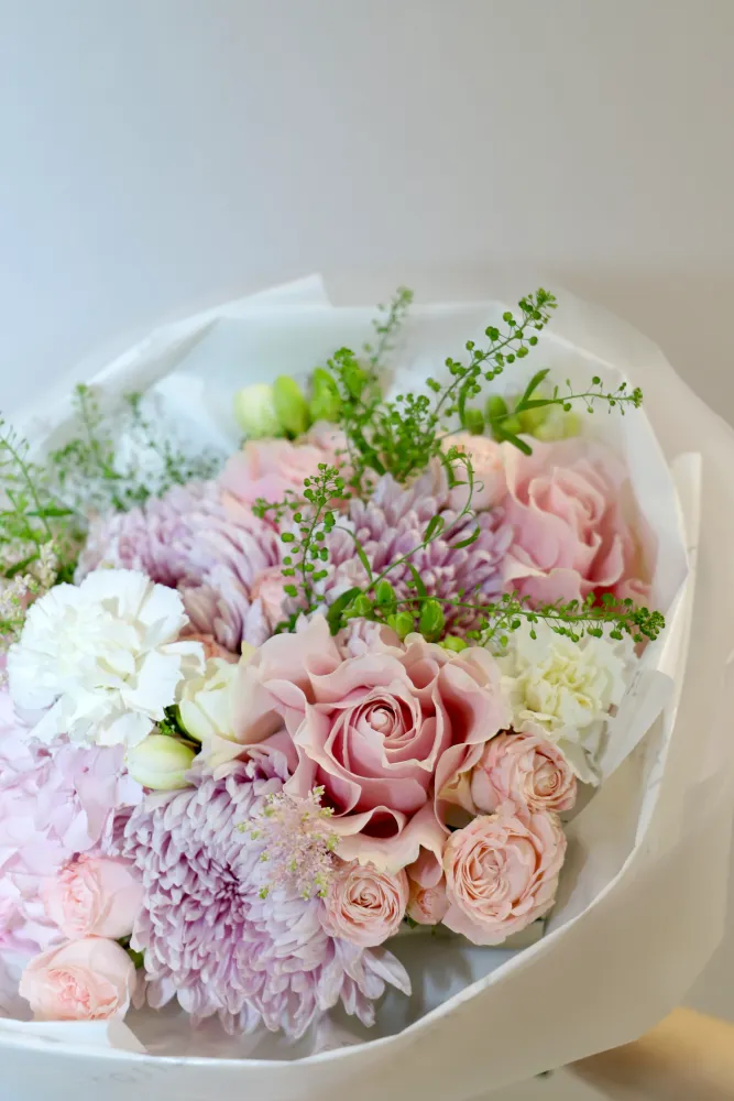 Soft pink roses, dahlias and cream carnations with ruscus in white wrap — Floritta