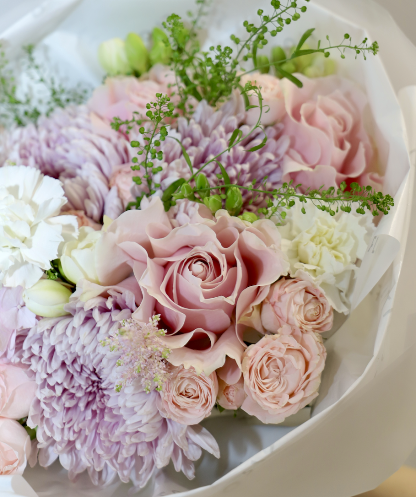 Soft windsor pastel (rose, spray rose, chrysanthemum, carnation)