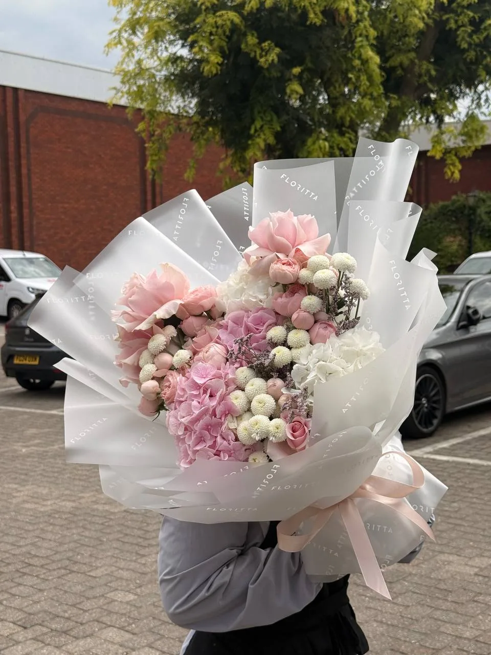 Creamy bouquet with delicate blooms