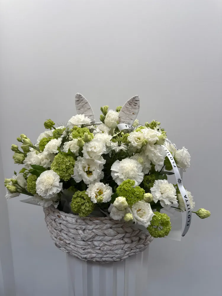 Lush white carnations and roses with green skimmia in textured stone bowl — Floritta