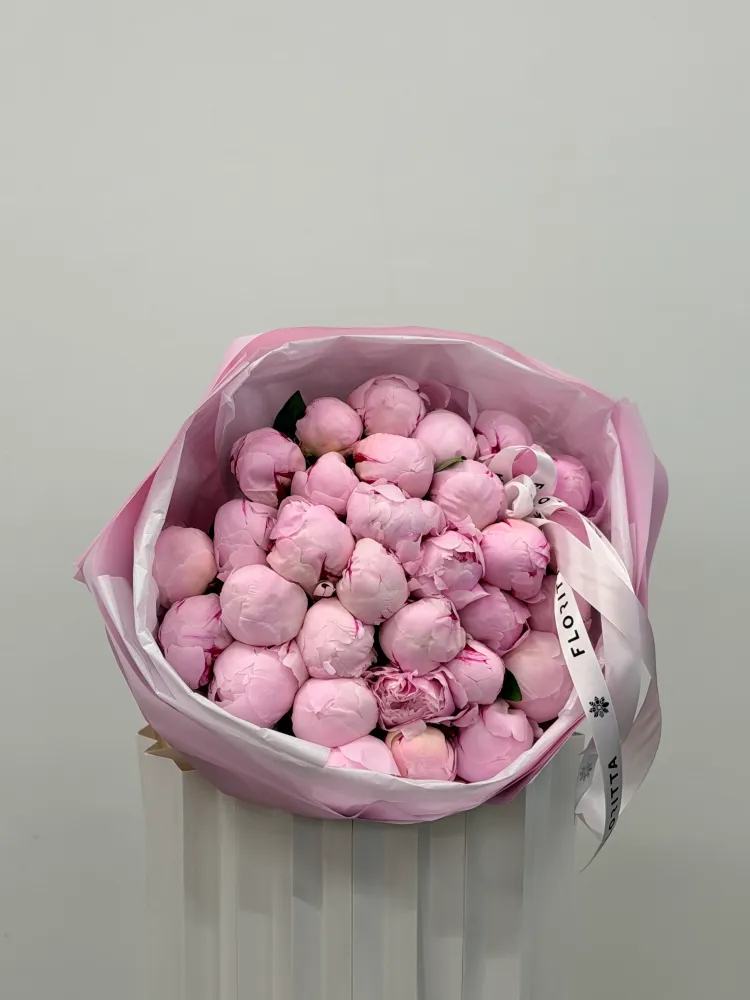 Full bouquet of lush pink peonies in tissue wrap — Floritta