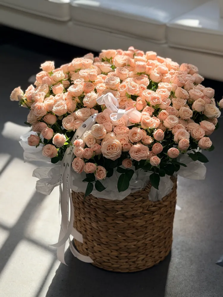 Luxuriant peach and cream rose dome in woven seagrass — Floritta