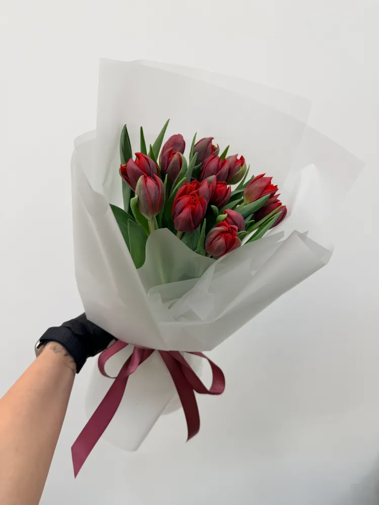 Full red and burgundy tulip bouquet in white wrap — Floritta
