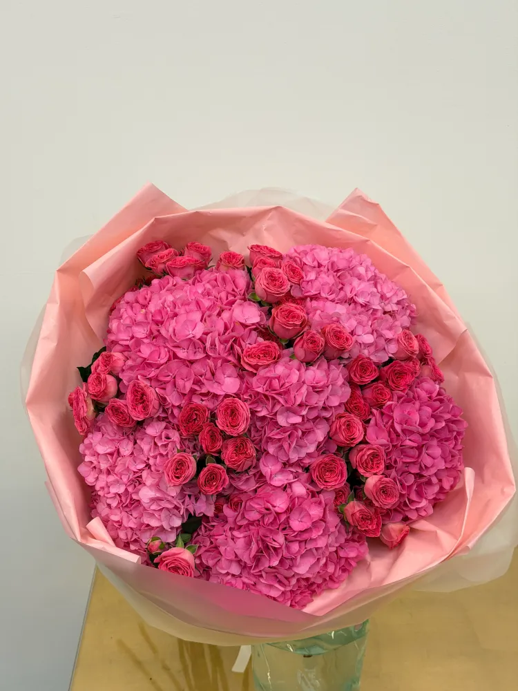 Luxe hot pink hydrangeas and roses hand-tied bouquet — Floritta