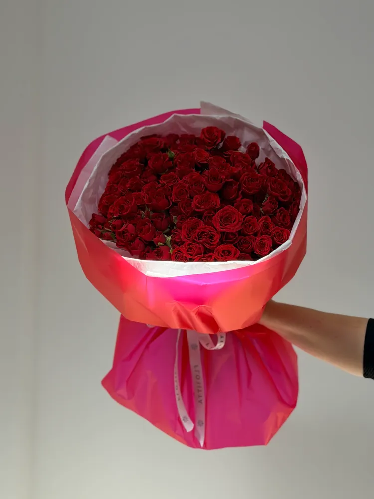 Luxurious bouquet of full red roses in magenta wrap — Floritta