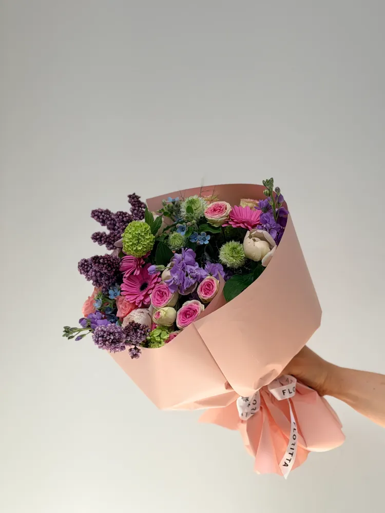 Luxury bouquet of pink roses, purple skimmia and gerbera in blush wrap — Floritta
