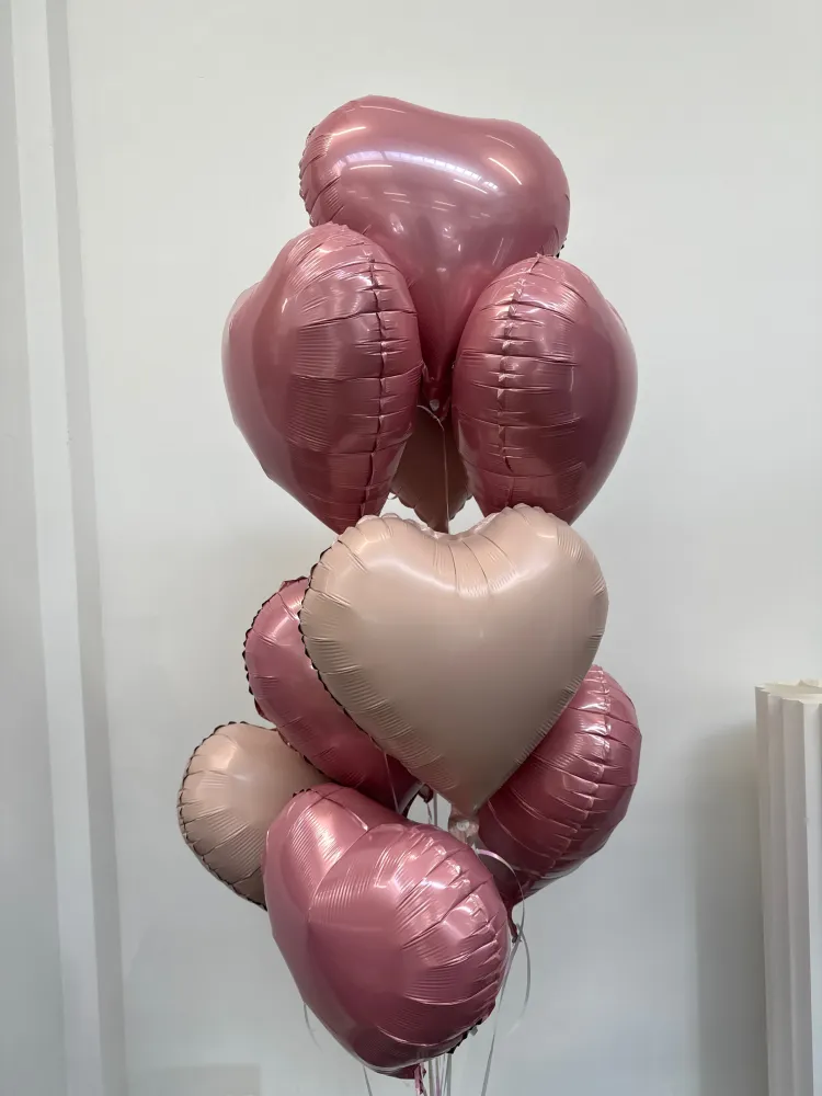 Stacked heart-shaped foil balloons in burgundy and cream — Floritta