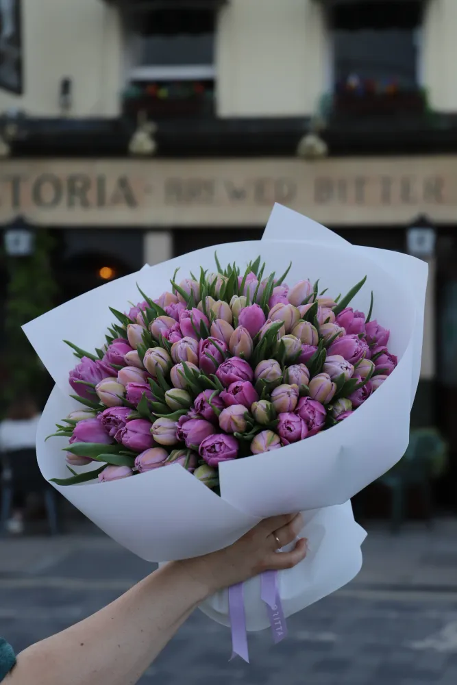 Luxurious pink and purple tulip bouquet in white wrap — Floritta