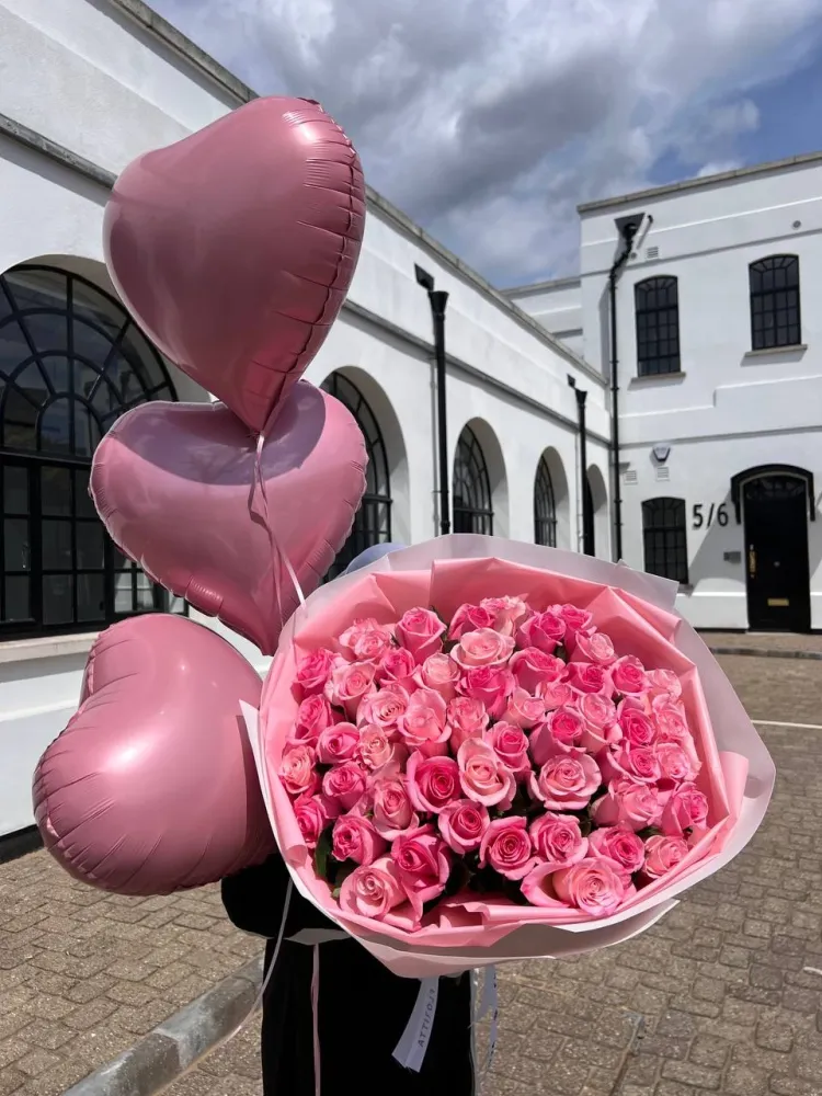 Luxurious pink rose bouquet with heart balloons in pink wrap — Floritta