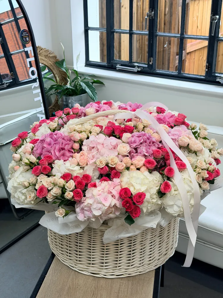 Luxury mixed rose and hydrangea arrangement in cream wicker basket — Floritta