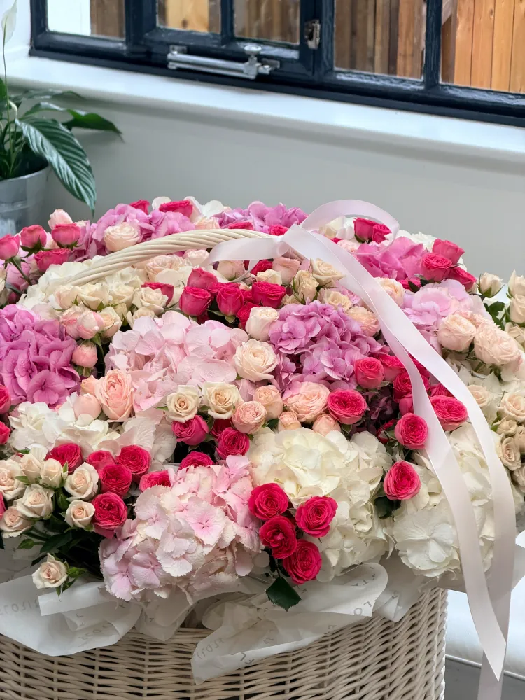 Full garden bouquet of red, pink and ivory roses with hydrangeas — Floritta