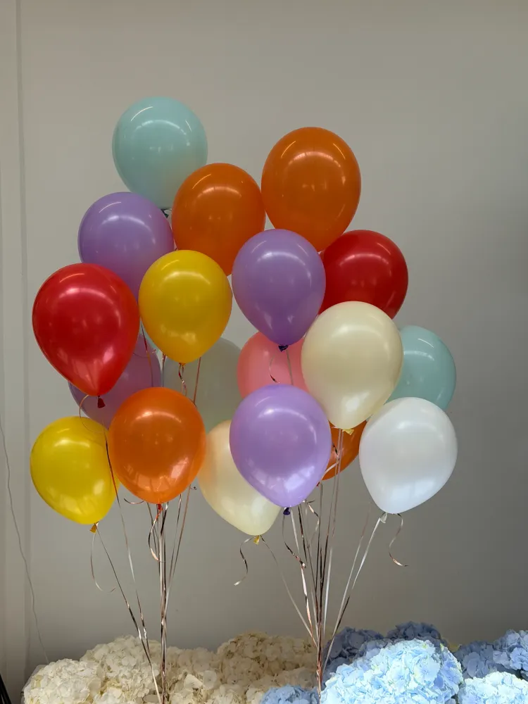 Vibrant multicoloured balloon arrangement with red, orange, yellow and purple — Floritta