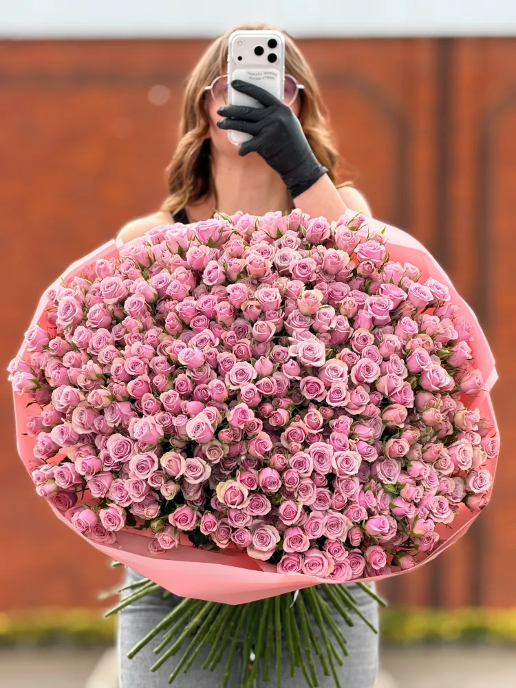 Luxurious pink rose bouquet with ruscus in paper wrap — Floritta