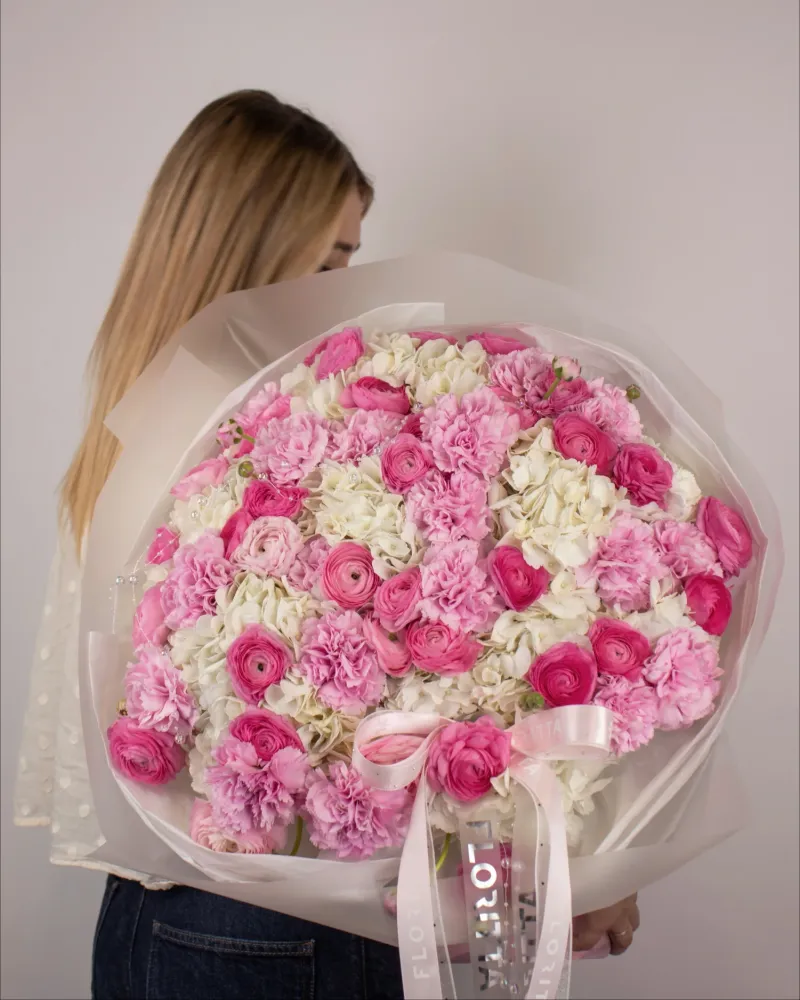 Luxury pink and white ranunculus, carnation and rose bouquet — Floritta