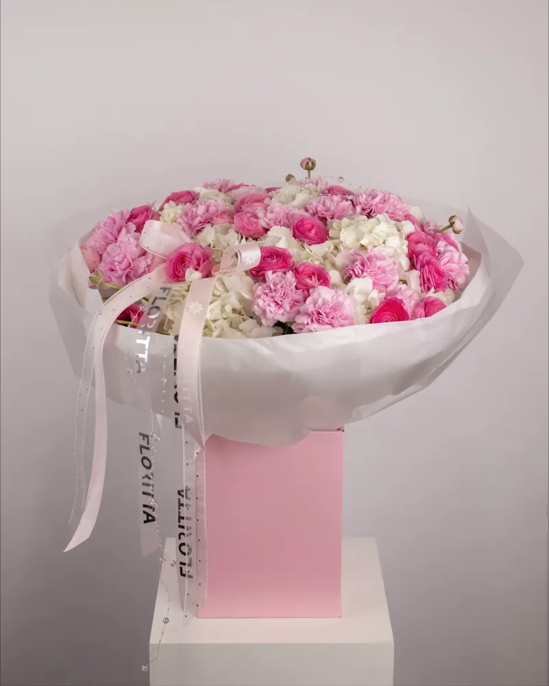 Full luxury arrangement of ranunculus and carnations in cream wrapping — Floritta