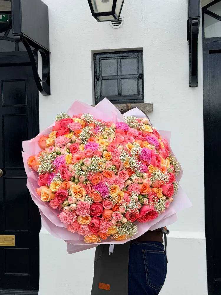 Luxe pink and coral roses with carnations bouquet, baby's breath — Floritta