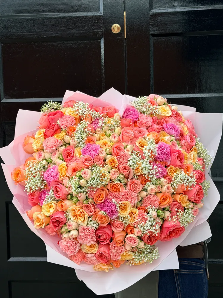 Full romantic mixed rose and carnation arrangement in pink wrap — Floritta