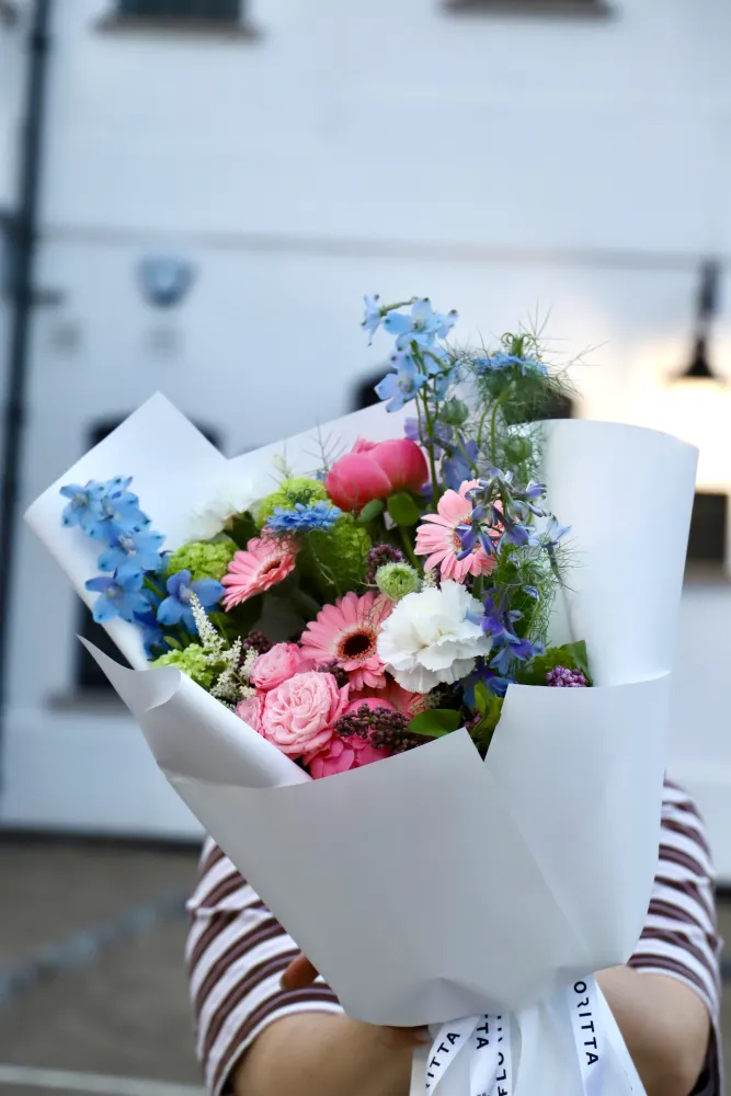 Blush pink and blue floral hand-tied bouquet in white paper — Floritta