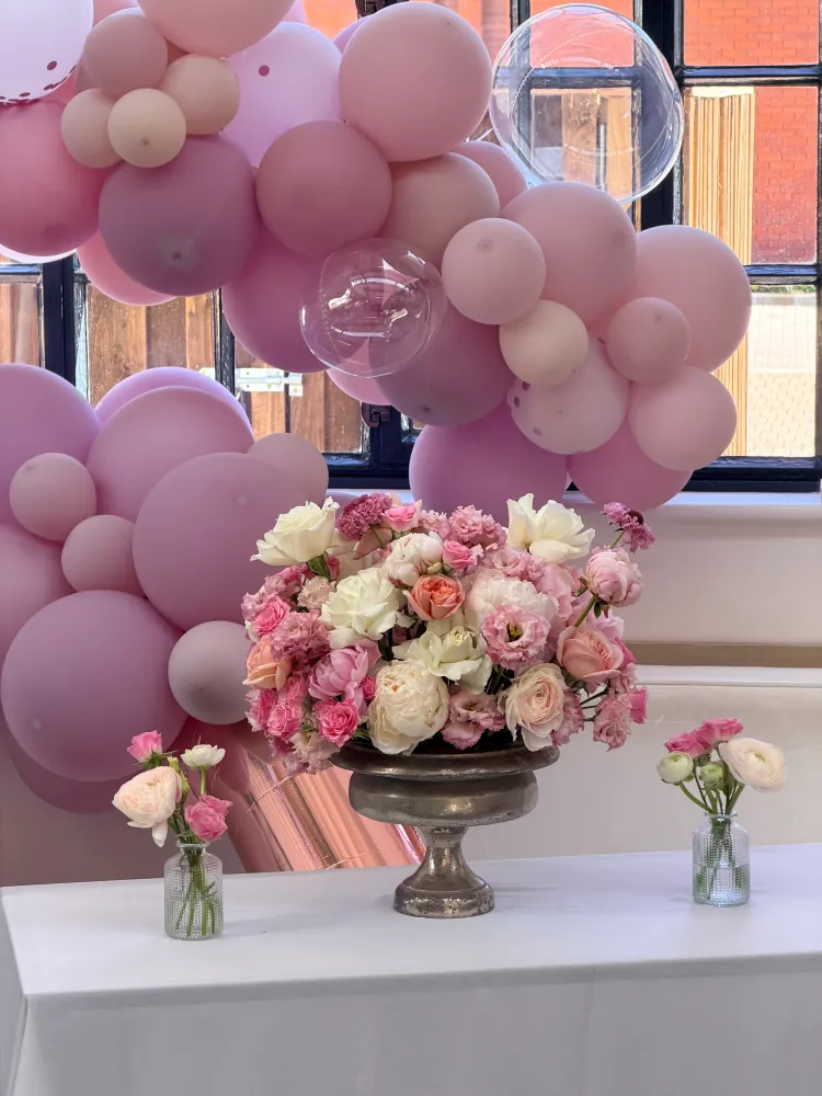 Luxe arrangement of roses, peonies and carnations in vintage urn — Floritta