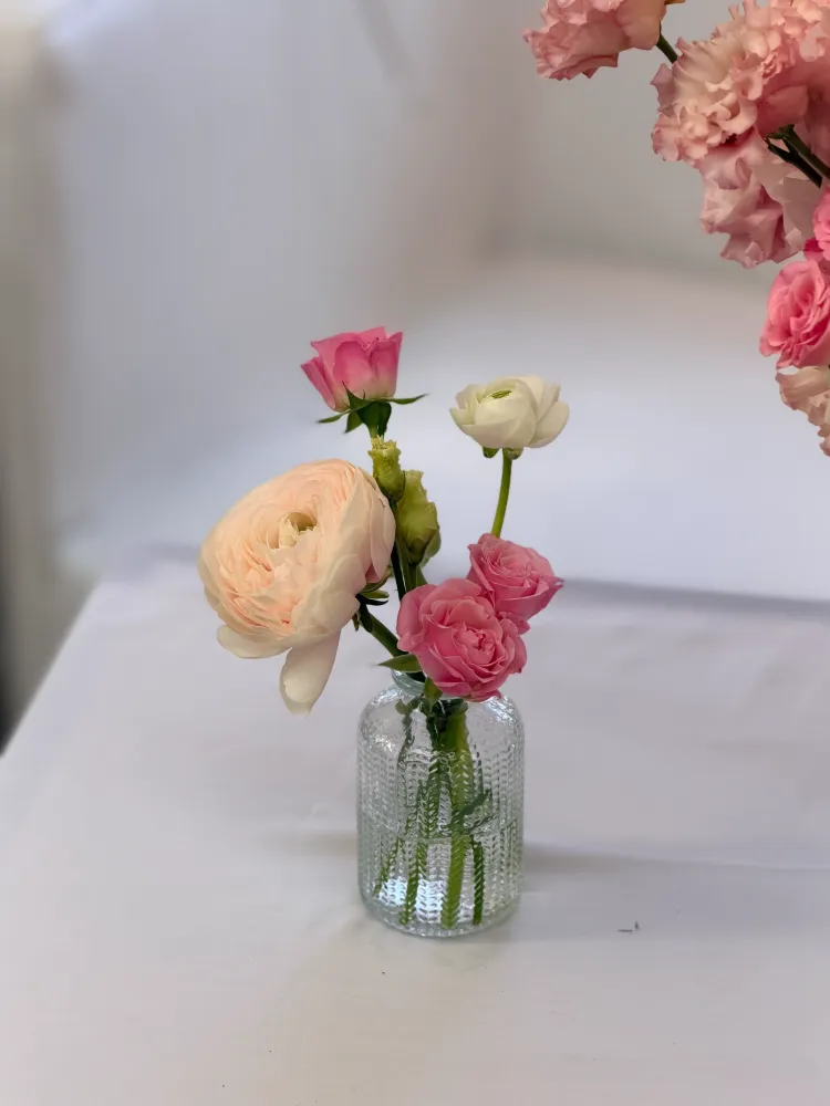 Blush roses, ranunculus and carnations in textured glass vase — Floritta