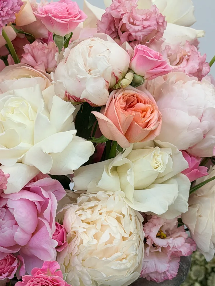 Opulent bouquet of garden roses, peonies and cream blooms — Floritta