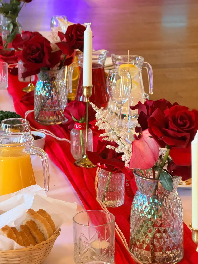 Deep red roses with cream baby's breath in crystal vases — Floritta