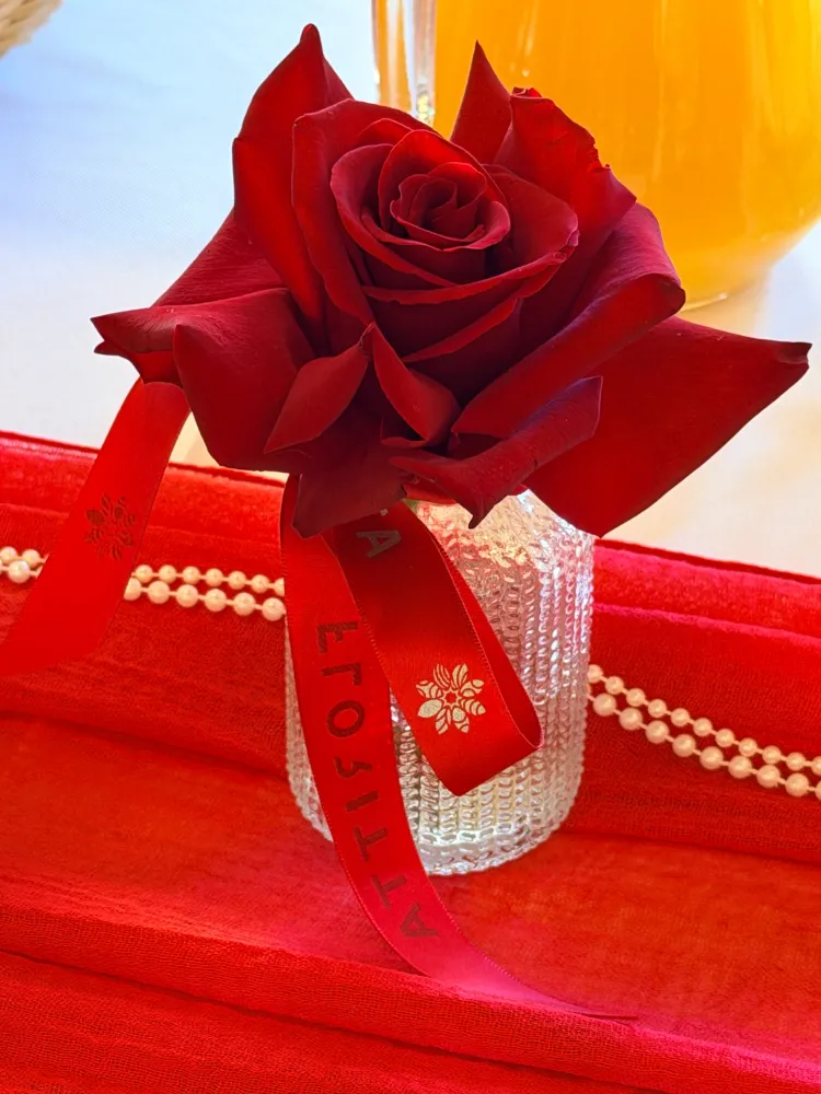 Single red rose in crystal vase with red ribbon detail — Floritta