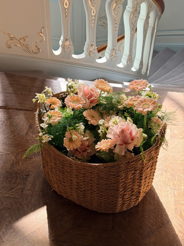 Peach gerberas, pink roses and white chamomile in seagrass arrangement — Floritta